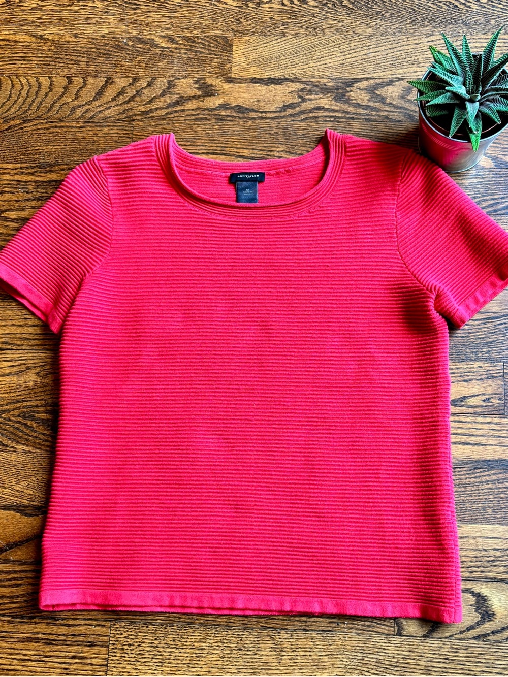 Ann Taylor Fushia Ribbed Knit Top with Short Sleeves & Round Neck. Size: Medium